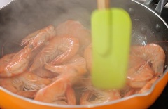 Cho tôm vào, đảo đều khoảng 5 phút. Đổ hỗn hợp đã pha ở bước 2 vào, nấu cùng.