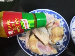 Ướp gà cùng tiêu, bột ngọt, nước mắm và xốt nêm thịt gà Knorr đậm vị, sau đó để nghỉ trong 15 phút cho gà thấm gia vị.