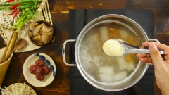 Với nồi nước dùng súp bánh phồng sau khi hầm thêm 30 phút nữa thì các bạn bắt đầu giai đoạn nêm nếm cho vừa miệng, thêm hành tím băm cho thơm nhé. Cuối cùng các bạn cho thêm tỏi băm phi giòn vào.