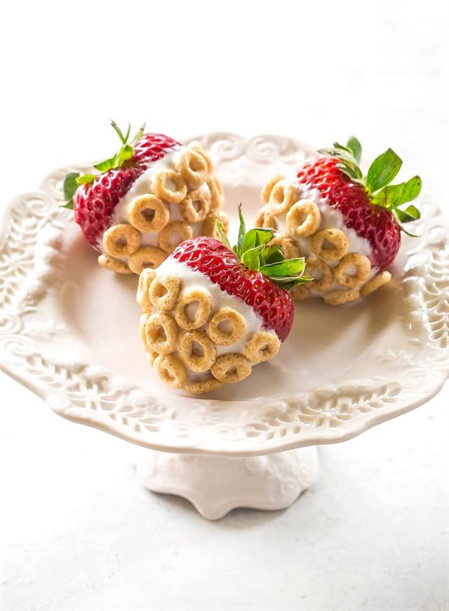 Dâu Tây Nhúng Chocolate Trắng