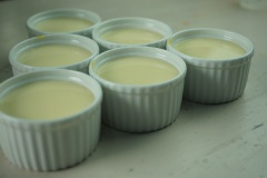 Cho hỗn hợp kem trứng vào chén(hũ) đựng đã có caramel. Để hỗn hợp bánh flan đậu hũ non nghỉ 10 phút cho tan hết bọt khí