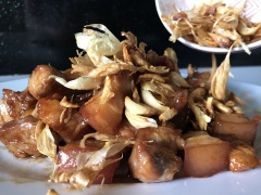 Cho tỏi đã phi vào thịt đã chín, trộn đều và thưởng thức thôi.