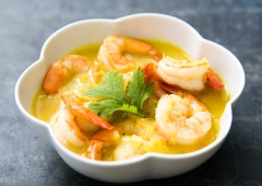 Cà ri chín, cho ra chén, trang trí thêm rau ngò rí. Dùng kèm với cơm, bún, bánh mì đều ngon.