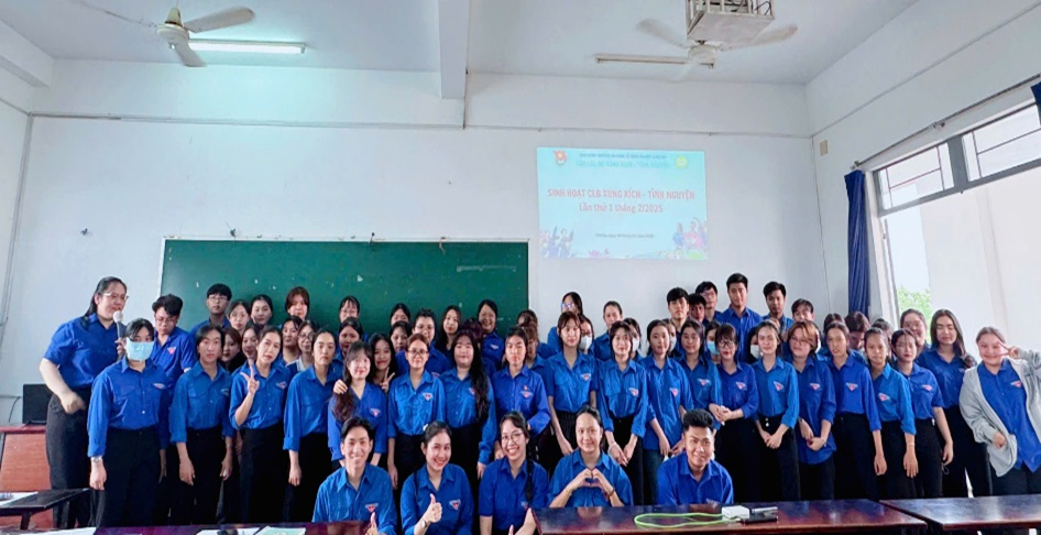 Hình ảnh thành viên Câu lạc bộ Xung kích – Tình nguyện