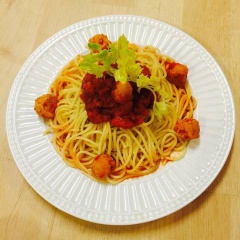Rồi đến những viên đậu hũ chay, khi hỗn hợp sôi lại múc ra đĩa một nữa để trang trí. Sau đó cho mì vào và đảo đều rồi cho mì ra đĩa. Rưới ít dầu ôliu lên, trộn spaghetti chay trang trí và thưởng thức!