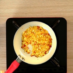 Trong lúc hấp sò, bạn phi thơm 1 muỗng canh tỏi băm, 1 muỗng cà phê ớt băm, 10gr gừng xắt sợi. Khi hỗn hợp vàng thơm, cho vào 2 muỗng canh nước tương, 2 muỗng canh rượu trắng, 1 muỗng canh dầu mè, thêm 1 muỗng cà phê tiêu xay và 1 muỗng cà phê đường. Đun sôi hỗn hợp trên tới khi sệt là được.