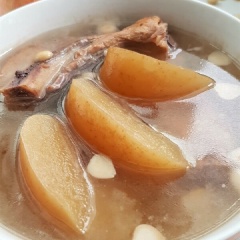 Múc canh ra tô và thưởng thức.