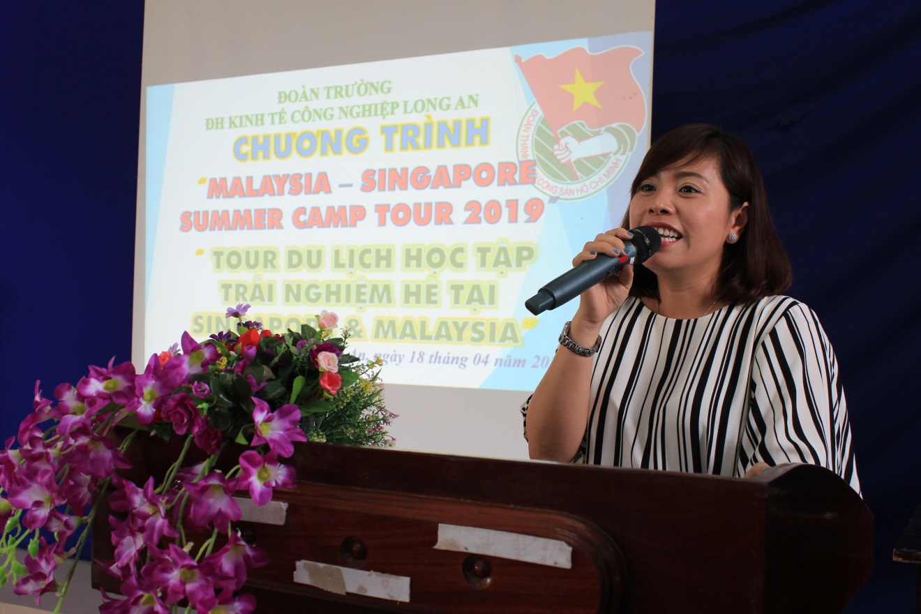 Đ/c Nguyễn Thị Bảo Châu- Bí thư Đoàn Trường sinh hoạt về chương trình Maylaysia-Singapore Summer Camp 2019