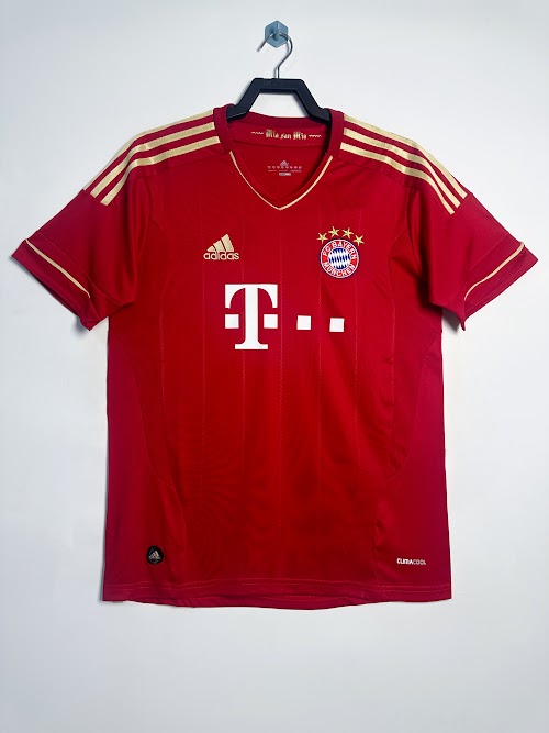 Equipación local del Bayern 2012-13.jpeg