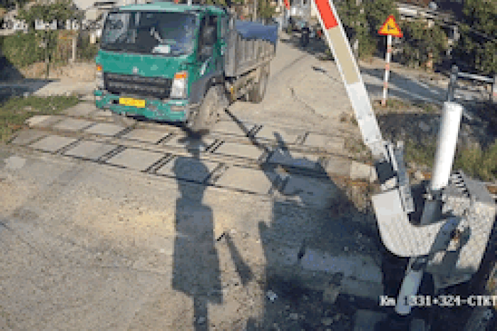 Xử lý tài xế xe tải vượt đường sắt, làm gãy barie - Báo Sài Gòn Giải Phóng
