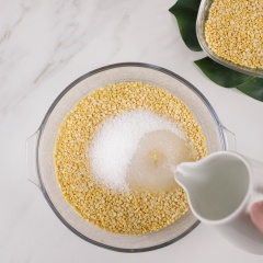 Rửa sạch 200gr đậu xanh cà vỏ, sau đó 100gr đường cát và nước nóng vào ngập mặt, ngâm đậu cho mềm trong vòng 1,5 tiếng. Sau đó đem luộc đậu cho tới khi chín mềm.