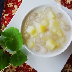 Múc chè khoai tây ra tô, thêm trân châu và nước cốt dừa cho vừa ăn, đảo đều rồi thưởng thức.