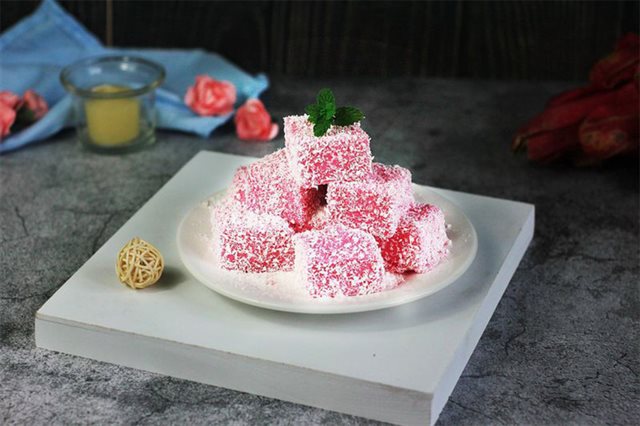 Bánh Thanh Long Đỏ Phủ Dừa
