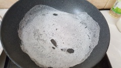 Cách làm bánh cuốn nhân mặn: Đun chảo thật nóng. Khuấy bột thật đều, cho một vá bột vào chảo đang nóng. Cầm chảo tráng đều bột quanh mặt chảo. Đậy nắp chảo và đợi khoảng 15-20 giây. Khi thấy bánh chín trong thì úp ngược chảo vào đĩa/thớt đã có phết dầu hành phi. Việc này giúp bạn cuốn bánh được dễ dàng hơn. Cho nhân vào và cuốn lại giống cách cuốn chả giò. Cứ tiếp tục đổ bánh đến khi hết bột. Khi xếp bánh lên nhau bạn nhớ thoa một ít dầu hành phi lên cho đỡ dính nhé.