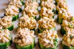 Rắc tiêu lên nữa là hoàn thành rồi. Dưa leo nhồi salad gà là món ăn rất hấp dẫn ngon miệng nhưng lại đơn giản trong cách chế biến. Đây là món ăn với cơm rất ngon nhưng cũng là món nhậu khoái khẩu cho các bữa tiệc nhỏ đó nha.