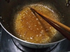 Hòa nước tương Chin-su, đường, nước, dầu hào tỏi ớt Chin-su cùng với tiêu xanh đập dập. Khuấy đều hỗn hợp cho tan đường. Cho dầu olive vào nồi, khi dầu nóng cho đường vào tạo màu caramel. Sau đó cho hành boa rô vào. Tiếp theo cho hỗn hợp nước tương Chin-su vào.