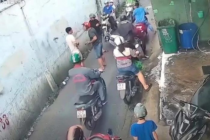 Bắt khẩn cấp đối tượng đánh người can ngăn sau va chạm giao thông - Báo Tiền Phong