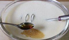 Từ từ rưới hỗn hợp kem whipping vào phần trứng đã đánh, khuấy đều. Thêm tinh chất vanilla để tạo mùi thơm đặc trưng và có tác dụng át vị tanh của trứng.