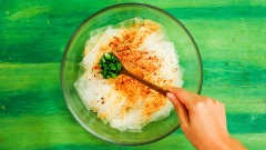Cho vào tô lớn với 200gr bánh tráng cắt thành miếng thành miếng vuông vừa ăn hoặc bạn có thể cắt theo sở thích mình, cùng 1 muỗng canh muối tôm nhuyễn, 1 muỗng canh ớt bột, 1 muỗng canh mỡ hành, 1 muỗng canh ruốc đỏ sấy và 1 muỗng canh hành phi.