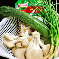 Nấm cắt gốc ngâm nước muối pha loãng rửa sạch. Bí ngòi rửa sạch, để nguyên vỏ cắt miếng vừa ăn.