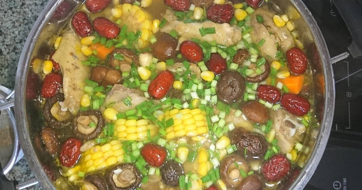 Gà hầm hạt sen táo đỏ