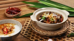 Khi ăn cho cháo ra tô rắc tiêu xay, tỏi phi , dầu tỏi lên mặt. Ếch kho dọn ra thố cho hành lá , hành phi lên mặt, ăn ếch kho cùng cháo trắng. Ăn khi cháo còn nóng, có thể thêm một ít muối tiêu vào cháo để điều chỉnh vị cho phù hợp.