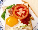 Phô-mai trét lên bánh sandwich rồi cho xà lách, trứng, thịt, cà chua lên rồi cho thêm ít tiêu và muối. Vậy là xong, kẹp bánh lại
