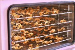 Bật sẵn lò nướng ở 100 độ C trước đó. Cho rack nướng vào lò, bắt đầu nướng khoai trong khoảng 90 phút. Khi nào kiểm tra thấy khoai đã chín, giòn rụm, không bị chai thì có thể tắt lò. Lấy khoai ra và chờ cho khoai nguội thì cho khoai sấy vào hũ thủy tinh bảo quản và dùng dần nha.