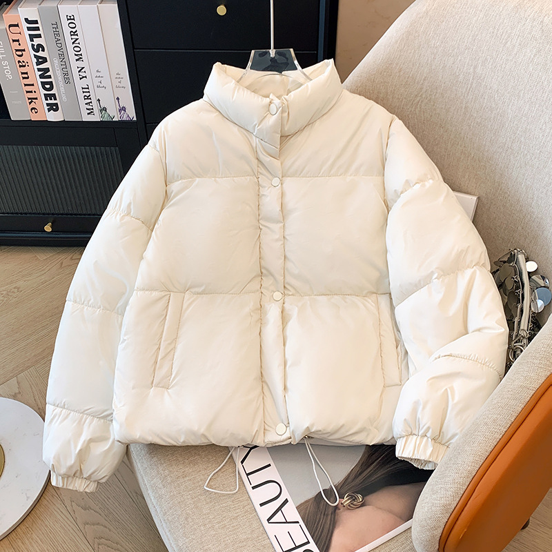 Short women’s padded jacket in a relaxed fit