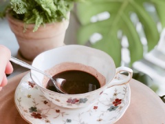 Cho bột cacao và nước nóng vào tách, khuấy đều để tạo thành xốt cacao sền sệt, sánh mịn. Mách nhỏ cho bạn là không nên cho quá nhiều nước vào cacao, vì như vậy sẽ làm cho món socola sữa bị loãng và nhạt đi đấy.