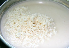 Gạo nếp vo sạch, ngâm nước khoảng 6 tiếng đồng hồ.