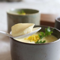 Vậy là món trứng hấp đã hoàn thành rồi, nhân lúc trứng còn nóng, bạn rắc một ít phô mai bào và lá ngò rí lên trên rồi thưởng thức nhé.