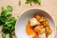 Chuẩn bị các nguyên liệu. Cải bóc xôi (rau chân vịt) làm sạch, cắt nhỏ. Kim chi cắt khúc. Đun sôi nước dùng gà, cho mì Udon vào đun sôi trong lửa vừa khoảng 2 phút