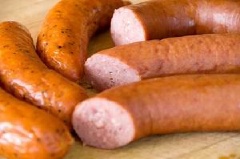 Cho xúc xích vào chảo chống dính, chiên vàng (không cần thêm dầu ăn). Xúc xích chín vàng thì cắt hạt lựu.