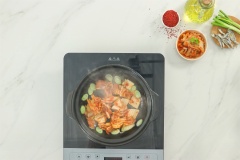 Bắc nồi lên bếp, phi thơm 10gr hành boa rô, cho 200gr kim chi vào đảo đều, cho nước dùng đã lọc vào nồi, nấu sôi. Kế đến cho 1/2 hỗn hợp sốt vào nồi nước dùng, 12 lượng sốt còn lại trộn với mè rang để làm nước chấm.