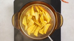Chặt đôi 500gr chân gà, cắt mỏng rồi rửa sạch. Sụn ức gà rửa sạch, tách bớt phần mỡ. Pha vào chén nhỏ 2 muỗng canh dầu điều và 1 muỗng canh bột nghệ. Khuấy đều cho tan. Cho chân gà và sụn gà ướp với bột nghệ cho lên màu đẹp, sau đó cho vào nồi luộc chín cùng với 10gr gừng cho thơm.