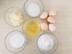 Ngâm nấm tuyết vào nước cho nở mềm, sau đó rửa sạch nấm tuyết. Cho nấm tuyết vào máy xay sinh tố, đổ vào 50ml sữa tươi rồi bật máy xay nhuyễn mịn.
