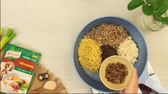 Cho 1 chút dầu ăn, phi thơm 30gr hành boa rô rồi cho nấm hương, nấm mèo, khoai lang, khoai sọ đã băm nhuyễn vào xào đều tay ở lửa vừa trong 3 phút. Sau đó cho 1 muỗng canh Hạt nêm Knorr nấm hương, 1 muỗng canh đường và 1 muỗng cà phê tiêu xay vào xào thêm 5 phút.