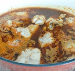 Thịt gà mùa về làm sạch, chặt miếng vừa ăn. Đun nóng nồi với chút dầu ăn, cho tỏi vào phi thơm rồi thả thịt gà vào xào săn lại, nêm 100ml nước tương, 1 muỗng đường vào, đảo đều. Thêm nước, 1 muỗng ớt bột vào nồi, nấu thịt khoảng 20 phút, bạn có thể thêm nước vào cho phù hợp nha.