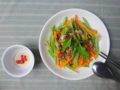 Cuối cùng chỉ cần cho ra dĩa, thêm chút tiêu là được. Đậu que cà rốt xào cùng thịt băm có vị ngọt giòn của rau củ, thơm bùi béo từ thịt và đậu hũ, thêm chút nước mắm cay dùng trong bữa cơm rất ngon.