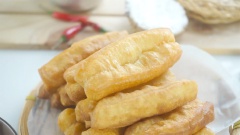 Bánh quẩy nóng có thể dùng ngay, làm món ăn vặt nhâm nhi rất vui miệng. Ngoài ra, bánh quẩy thường ăn chung với cháo lòng hoặc món phở Hà Nội mà đã từ lâu nó trở thành món ăn kèm không thể thiếu, tạo nên nét đặc trưng riêng của những món ăn ngon này.