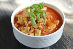 Đậu sốt tomyum kiểu Thái có vị cay cay của sốt, bùi bùi của đậu, ngọt nước của thịt mang đậm hương vị Thái trong phong cách Việt. Các chị em hãy vào bếp làm món này để cách anh phải khâm phục vì tài nấu nướng nhé!
