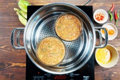 Chuẩn bị xửng hấp, cho chén mắm chưng thịt vào nồi, đậy nắp. Cho hẵn chén mắm từ lúc nước còn chưa nóng luôn. Trong quá trình hấp không mở nắp, để giữ được hơi nóng trong xửng làm chín mắm nhanh. Hấp khoảng 20 phút, mở nắp dùng tâm xâm vào giữa chén mắm, rút tâm nhanh về, nếu tâm khô ráo không dính, thịt mắm còn ướt là được.