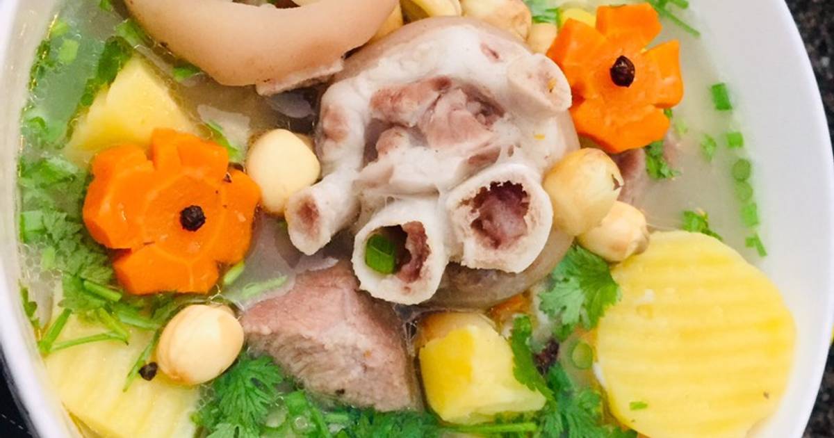 Canh giò heo hầm hạt sen