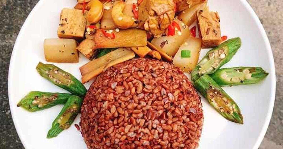 Dĩa cơm gạo lứt với đồ xào