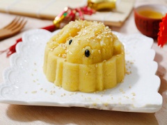 Múc chè vào khuôn rồi ép chặt sau đó úp chè ra đĩa và rắc vừng trắng lên trên là xong. Chè kho thơm ngon đơn giản mà ngon. Đây là món chè được nhiều người chọn nấu trong dịp Tết bởi không chỉ vị bùi ngọt thơm ngon của đậu xanh mà còn vì màu vàng bắt mắt, đem lại nhiều may mắn nữa nhé!