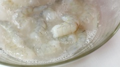 Tôm sống lột sạch vỏ, bỏ chỉ lưng đen rồi rửa sơ qua nước lạnh. Cho tôm ra tô, thêm vào 1 muỗng canh baking soda, 150ml soda rồi bóp đều khoảng 2 phút sau đó đem rửa sạch và để ráo nước. Ủ tôm vào đá lạnh để giữ độ tươi sống và mát lạnh cho món ăn.