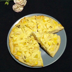 Bật lò 180 độ C, cho bánh pizza vào ngăn giữa lò nướng khoảng 15 phút đến khi bánh chín. Khi bánh chín dọn ra ăn là xong. Nếu muốn bạn có thể làm 1 ít sốt cam hoặc sốt chanh dây để chấm ăn kèm.