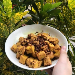 Với một khoảng thời gian ngắn, bạn đã có ngay một món ăn ngon lành cho cả ngày chay lẫn những ngày bình thường rồi đấy. Cùng nhau lưu lại ngay công thức đậu hũ chiên rang sả ớt này nhé.