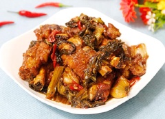 Sườn kho dưa chua với những miếng sườn heo béo dai hấp dẫn, kho cùng dưa cải chua chua, mặn cay hấp dẫn. Thích hợp làm món ăn chóng ngán hiệu quả cho những ngày trời lạnh.